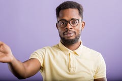 Nahaufnahmeportr?t des amerikanischen Mannes Innen stockfotos Nahaufnahmeportr?t des amerikanischen Mannes Innen stockfotos