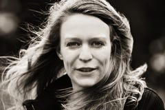 Nahaufnahmeportrait der lächelnden Frau stockfoto Nahaufnahmeportrait der lächelnden Frau stockfoto