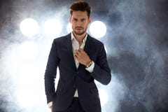Nahaufnahmeportrait eines stattlichen jungen Mannes stockbild Nahaufnahmeportrait eines stattlichen jungen Mannes stockbild