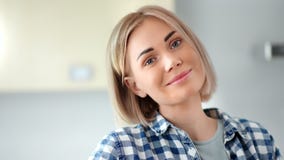 Nahaufnahmeporträt der entzückenden jungen Frau mit der Naturschönheit und perfekter Haut, die Kamera betrachten stock footage Nahaufnahmeporträt der entzückenden jungen Frau mit der Naturschönheit und perfekter Haut, die Kamera betrachten stock footage