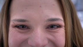 Nahaufnahmeporträt des jungen hübschen kaukasischen weiblichen Gesichtes mit den braunen Augen, die gerade Kamera mit lächelnder stock footage Nahaufnahmeporträt des jungen hübschen kaukasischen weiblichen Gesichtes mit den braunen Augen, die gerade Kamera mit lächelnder stock footage