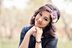 Nahaufnahmeporträt des schönen, netten Mädchens mit Kranz von roten, beige und weißen Blumen der Rose sitzen draußen im Frühjahr, lizenzfreies stockfoto Nahaufnahmeporträt des schönen, netten Mädchens mit Kranz von roten, beige und weißen Blumen der Rose sitzen draußen im Frühjahr, lizenzfreies stockfoto