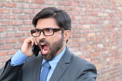 Nahaufnahmeporträt, junger Mann störte, frustriert, ärgerlich durch jemand, das an seinem Handy, die schlechten Nachrichten spric stockfoto Nahaufnahmeporträt, junger Mann störte, frustriert, ärgerlich durch jemand, das an seinem Handy, die schlechten Nachrichten spric stockfoto