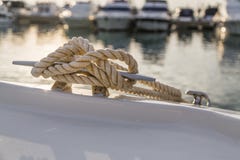 Nahaufnahmeseeknotenseil gebunden um Stange auf Boot oder Schiff, Bootsschiffstau lizenzfreie stockbilder Nahaufnahmeseeknotenseil gebunden um Stange auf Boot oder Schiff, Bootsschiffstau lizenzfreie stockbilder