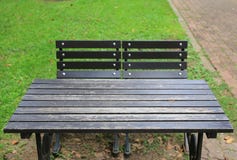 Nahaufnahmetabelle und -stühle im allgemeinen Park lizenzfreie stockfotografie Nahaufnahmetabelle und -stühle im allgemeinen Park lizenzfreie stockfotografie