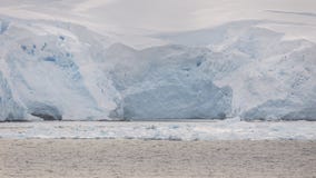 Nahe hohe Ansicht von Eisbergen auf Bucht in der Antarktis lizenzfreies stockbild Nahe hohe Ansicht von Eisbergen auf Bucht in der Antarktis lizenzfreies stockbild