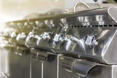 Nahe hohe Griffskala Gas-Fritteuseofens des Bedienfelds des modernen für auf weg oder der Anpassungsbrandflamme und der -temperat lizenzfreies stockbild Nahe hohe Griffskala Gas-Fritteuseofens des Bedienfelds des modernen für auf weg oder der Anpassungsbrandflamme und der -temperat lizenzfreies stockbild