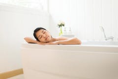 Nahes Auge der sch?nen asiatischen Frau und auf Jacuzzibadewanne, weiblicher L?genk?rper im Wasser im Hotel, Kopienraum morgens s lizenzfreies stockfoto Nahes Auge der sch?nen asiatischen Frau und auf Jacuzzibadewanne, weiblicher L?genk?rper im Wasser im Hotel, Kopienraum morgens s lizenzfreies stockfoto