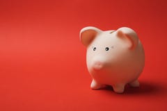 Nahes hohes Foto von rosa piggy Geldbank auf hellem rotem Wandhintergrund Geldansammlung, Investition, Bankwesen stockfotos Nahes hohes Foto von rosa piggy Geldbank auf hellem rotem Wandhintergrund Geldansammlung, Investition, Bankwesen stockfotos