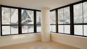 Nahtloser loopable Hintergrund des modernen Wohnzimmers Außerhalb der Fenster gibt es weißen Schnee Ländliche Landschaft hinten stock video Nahtloser loopable Hintergrund des modernen Wohnzimmers Außerhalb der Fenster gibt es weißen Schnee Ländliche Landschaft hinten stock video