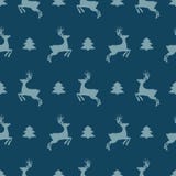 Nahtloses Muster der Weihnachtsikonen mit Baum und Rotwild des neuen Jahres Glückliche Wintererholungstapete mit Elementen des Na lizenzfreie abbildung Nahtloses Muster der Weihnachtsikonen mit Baum und Rotwild des neuen Jahres Glückliche Wintererholungstapete mit Elementen des Na lizenzfreie abbildung