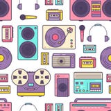 Nahtloses Muster mit Retro- analogem Musikspieler-, Zweispulen- und Kassettenrecorder, Drehscheibe, Kopfhörer, Mikrofon stock abbildung Nahtloses Muster mit Retro- analogem Musikspieler-, Zweispulen- und Kassettenrecorder, Drehscheibe, Kopfhörer, Mikrofon stock abbildung