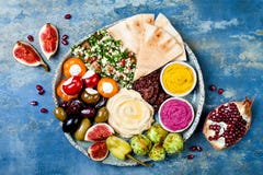 Nahöstliche meze Servierplatte mit grünem Falafel, Pittabrot, sonnengetrocknete Tomaten, Kürbis, hummus der roten Rübe, Oliven, a stockfoto Nahöstliche meze Servierplatte mit grünem Falafel, Pittabrot, sonnengetrocknete Tomaten, Kürbis, hummus der roten Rübe, Oliven, a stockfoto