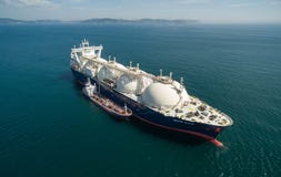 Nakhodka La Russie - 7 septembre 2017 : Le bateau-citerne Zaliv Vostok est engagé dans le GNL-bateau-citerne bunkering Elena que photographie stock libre de droits Nakhodka La Russie - 7 septembre 2017 : Le bateau-citerne Zaliv Vostok est engagé dans le GNL-bateau-citerne bunkering Elena que photographie stock libre de droits
