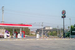 Nakhonpratom, Thailand: Am 27. Januar 2019 - Landschaftsölstation mit Stahlpfosten des Antriebs durch Service stockbild Nakhonpratom, Thailand: Am 27. Januar 2019 - Landschaftsölstation mit Stahlpfosten des Antriebs durch Service stockbild