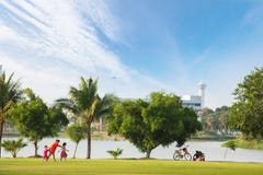 NAKHONRATCHASIMA, THAILAND - 18. MÄRZ 2018: Leute, die in n sich entspannen lizenzfreies stockbild NAKHONRATCHASIMA, THAILAND - 18. MÄRZ 2018: Leute, die in n sich entspannen lizenzfreies stockbild