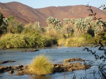 Namibia, Kunene rzeka od Angola kręcenia w Epupa spadek zdjęcie stock Namibia, Kunene rzeka od Angola kręcenia w Epupa spadek zdjęcie stock