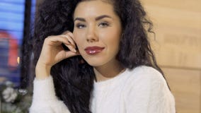 Namoradeira caucasianos bonitas da morena com câmera filme Namoradeira caucasianos bonitas da morena com câmera filme