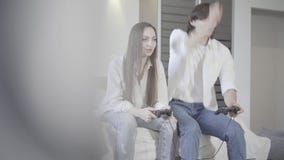 Alegre namorado e namorada jogando videogame para ganhar. casal