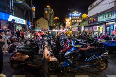 NANNING, CHINA Augustus 2018: Bromfietsen op Straat in Chinees worden opgesteld die royalty-vrije stock afbeelding NANNING, CHINA Augustus 2018: Bromfietsen op Straat in Chinees worden opgesteld die royalty-vrije stock afbeelding
