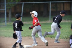 Napa barnserien i basebollbaseball och pojken är drivande arkivfoton Napa barnserien i basebollbaseball och pojken är drivande arkivfoton