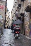 NAPELS, ITALIË - 04 November, 2018 Jonge personenvervoermotor onder paraplu in de regen stock afbeeldingen NAPELS, ITALIË - 04 November, 2018 Jonge personenvervoermotor onder paraplu in de regen stock afbeeldingen