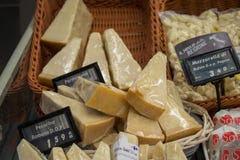 NAPLES, ITALIE - 4 novembre 2018 Assortiment large de fromage délicieux dans l'affichage du magasin de nourriture image stock NAPLES, ITALIE - 4 novembre 2018 Assortiment large de fromage délicieux dans l'affichage du magasin de nourriture image stock