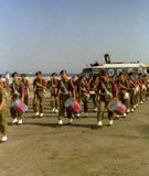 NAPLES ITALIEN, 1988 - den militära armémusikbandet deltar i en demonstration på den Naples stranden arkivfoto NAPLES ITALIEN, 1988 - den militära armémusikbandet deltar i en demonstration på den Naples stranden arkivfoto