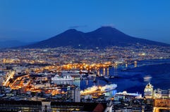 Naples och Vesuvius panoramautsikt på natten, Italien royaltyfria foton Naples och Vesuvius panoramautsikt på natten, Italien royaltyfria foton