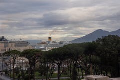NAPLES, WŁOCHY - 04 Listopad, 2018 costa Fascinosa statek wycieczkowy w Napli porcie morskim przy rejsami śmiertelnie obrazy royalty free NAPLES, WŁOCHY - 04 Listopad, 2018 costa Fascinosa statek wycieczkowy w Napli porcie morskim przy rejsami śmiertelnie obrazy royalty free