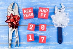 Napraw narzędzia i Szczęśliwy nowy rok 2017 liczb na czerwonym papierowego pudełka lisiątku Obraz Stock Napraw narzędzia i Szczęśliwy nowy rok 2017 liczb na czerwonym papierowego pudełka lisiątku Obraz Stock