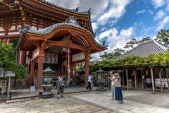 Nara, Giappone - 18 settembre 2018 - locali e turisti che camminano intorno ad un tempio giapponese nella città di Nara nel Giapp immagini stock Nara, Giappone - 18 settembre 2018 - locali e turisti che camminano intorno ad un tempio giapponese nella città di Nara nel Giapp immagini stock