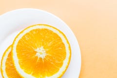Naranja cortada que miente en la placa blanca, fruta sana popular Fotograf?a puesta plana, visi?n superior, por encima fotos de archivo Naranja cortada que miente en la placa blanca, fruta sana popular Fotograf?a puesta plana, visi?n superior, por encima fotos de archivo