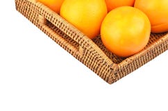 Naranja en la bandeja wickered fotos de archivo Naranja en la bandeja wickered fotos de archivo