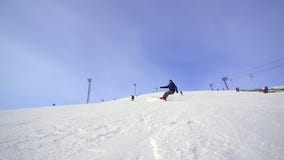 Narciarstwo mężczyzna pochodzi na snowboard w pogodnej pogodzie na śnieżnym skłonie zbiory wideo Narciarstwo mężczyzna pochodzi na snowboard w pogodnej pogodzie na śnieżnym skłonie zbiory wideo