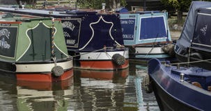 Narrowboats op het Kanaal dat van Trent & van Mersey wordt vastgelegd stock foto's Narrowboats op het Kanaal dat van Trent & van Mersey wordt vastgelegd stock foto's