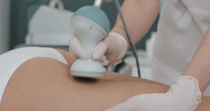 Narzędzia postaci korekcja Maszynowa kosmetologia Piękna kobieta ma kawitację, procedura usuwa celulitisy na ona obrazy royalty free Narzędzia postaci korekcja Maszynowa kosmetologia Piękna kobieta ma kawitację, procedura usuwa celulitisy na ona obrazy royalty free