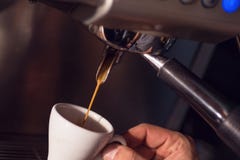 Narządzanie filiżanka kawy z kawową maszyną, tło dla sklep z kawą lub barista, filiżanka kawy przygotowywamy tylko ręki Obrazy Royalty Free Narządzanie filiżanka kawy z kawową maszyną, tło dla sklep z kawą lub barista, filiżanka kawy przygotowywamy tylko ręki Obrazy Royalty Free
