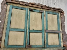 Nas casas com janelas velhas pode-se recomendar para o fundo foto de stock Nas casas com janelas velhas pode-se recomendar para o fundo foto de stock