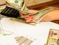 Nas mãos do dólar americano, fundo com a carta t da calculadora Tudo para o nível financeiro imagens de stock Nas mãos do dólar americano, fundo com a carta t da calculadora Tudo para o nível financeiro imagens de stock