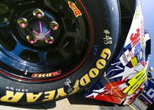 NASCAR - Rubber Goodyear op #48 stock fotografie NASCAR - Rubber Goodyear op #48 stock fotografie