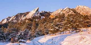 Nascer do sol dos ferros de passar roupa com neve fresca imagem de stock Nascer do sol dos ferros de passar roupa com neve fresca imagem de stock