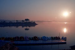 Nascer do sol fresco da manhã no lago chandigarh Sukhna fotografia de stock Nascer do sol fresco da manhã no lago chandigarh Sukhna fotografia de stock