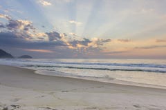 Nascer do sol na praia de Copacabana fotografia de stock Nascer do sol na praia de Copacabana fotografia de stock