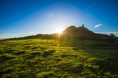 Nascer do sol sobre Brent Tor Church em Dartmoor em Devon, Inglaterra foto de stock Nascer do sol sobre Brent Tor Church em Dartmoor em Devon, Inglaterra foto de stock