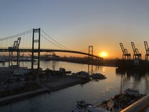 Nascer do sol sobre o porto de Los Angeles imagens de stock Nascer do sol sobre o porto de Los Angeles imagens de stock