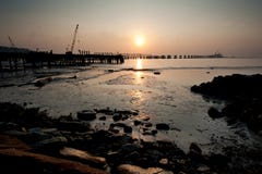 Nascer do sol sobre a pilha da construção fotografia de stock Nascer do sol sobre a pilha da construção fotografia de stock