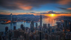 Nascer do sol sobre Victoria Harbor como vista sobre Victoria Peak