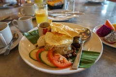 Nasi Lemak, populaire traditionele Maleisische ontbijtschotel met inbegrip van kokosnotenrijst, pandan blad, braadde ei, gerooste stock afbeeldingen Nasi Lemak, populaire traditionele Maleisische ontbijtschotel met inbegrip van kokosnotenrijst, pandan blad, braadde ei, gerooste stock afbeeldingen