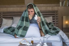Naso di starnuto di sofferenza indisposto di menzogne a casa sprecato ed esaurito malato di freddo e di influenza di sensibilità immagine stock Naso di starnuto di sofferenza indisposto di menzogne a casa sprecato ed esaurito malato di freddo e di influenza di sensibilità immagine stock